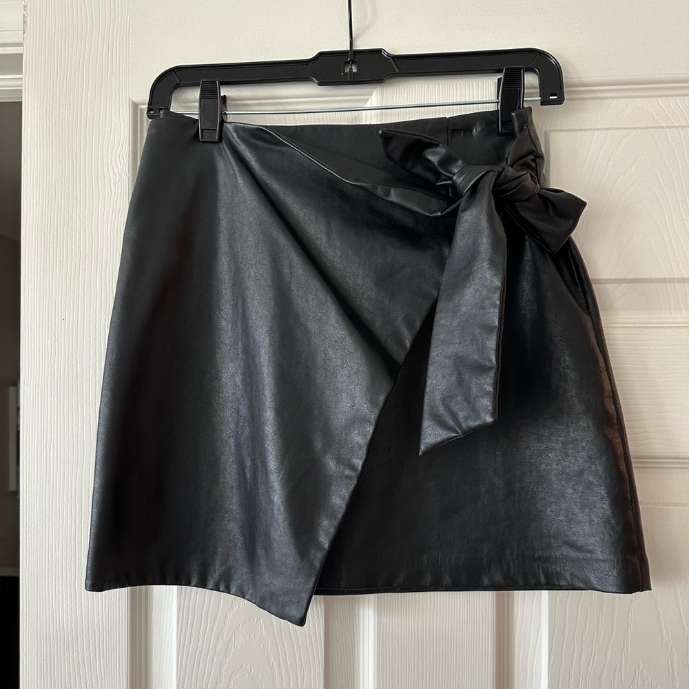 Aritzia wilfred faux leather mini skirt